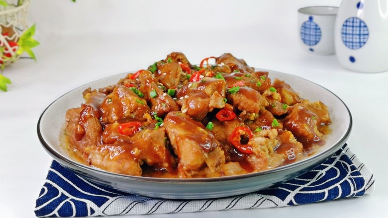 芋头蒸排骨,打开蒸烤箱门,香味扑鼻而来,盘中会有些汤汁,把汤汁倒入锅中,加点水淀粉调成浓汁,浇在蒸好排骨上。