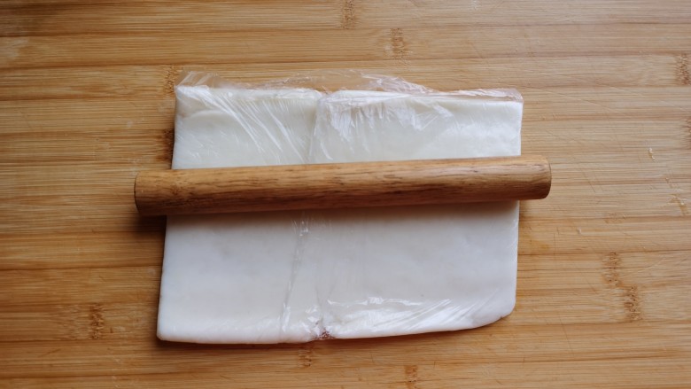 山药馒头,蒸熟的山药放凉,放入保鲜袋,用擀面杖擀压成没有颗粒的山药泥。也可放料理机打碎或者过筛。