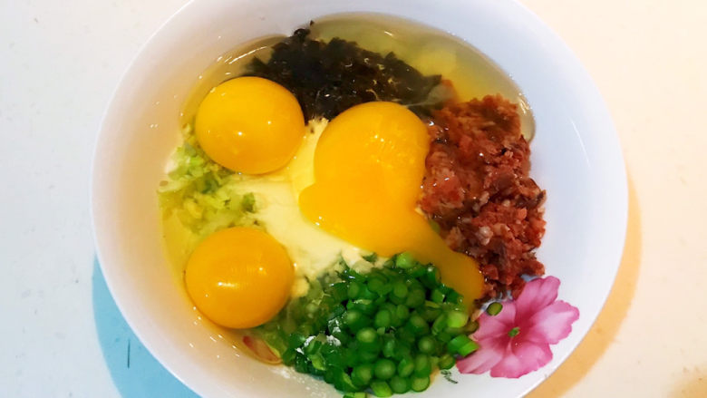 芝士火腿三明治,加入鸡蛋液,加入<a style='color:red;display:inline-block;' href='/shicai/ 718'>料酒</a>