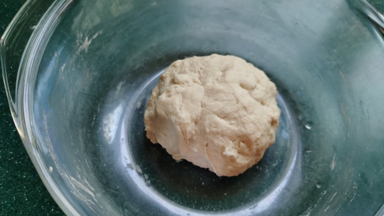 糖火烧,和成软面团,盖上保鲜膜醒发约40分钟左右。