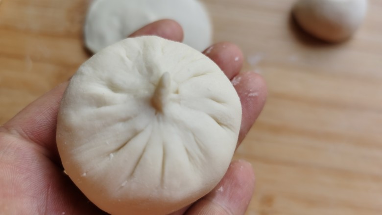 糖火烧,像包包子一样包起来,收口处一定要捏紧。防止漏糖。