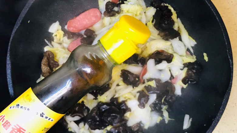 火腿娃娃菜,一直翻炒至娃娃菜恹恹后,淋上香油提香,就可以关火起锅了