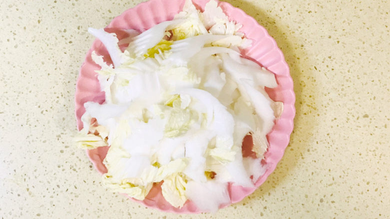火腿娃娃菜,全部切好,移至盘里