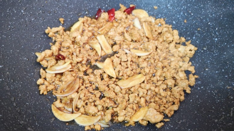 煎焖子,加入<a style='color:red;display:inline-block;' href='/shicai/ 692'>酱油</a>翻炒均匀。