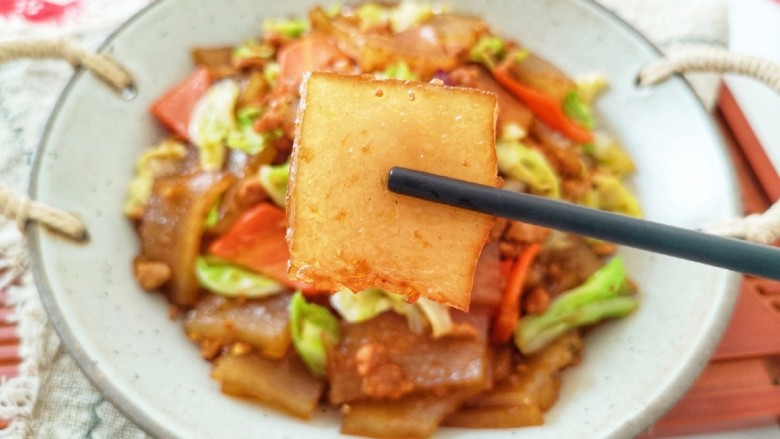 煎焖子,夹一片炒好的焖子尝尝,软糯又有嚼劲,特别好吃。