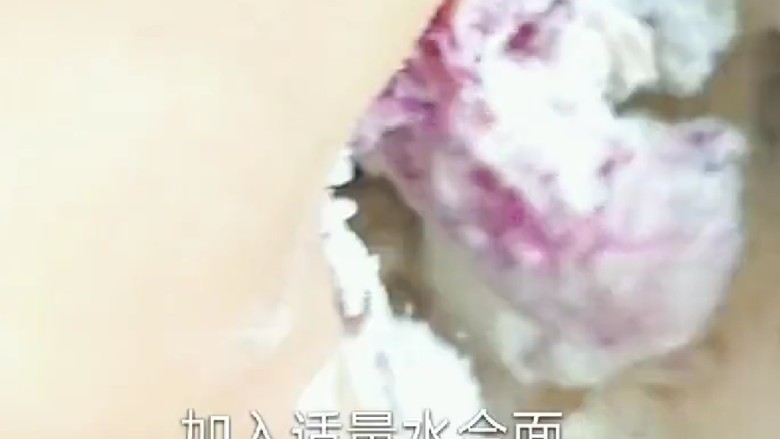 紫薯玫瑰花馒头,加入<a style='color:red;display:inline-block;' href='/shicai/ 3729'>白糖</a>倒入牛奶,温水合面。