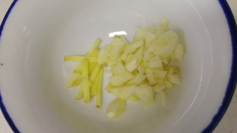 荷兰豆炒香肠,一瓣蒜切碎,一片<a style='color:red;display:inline-block;' href='/shicai/ 37'>姜</a>切丝。