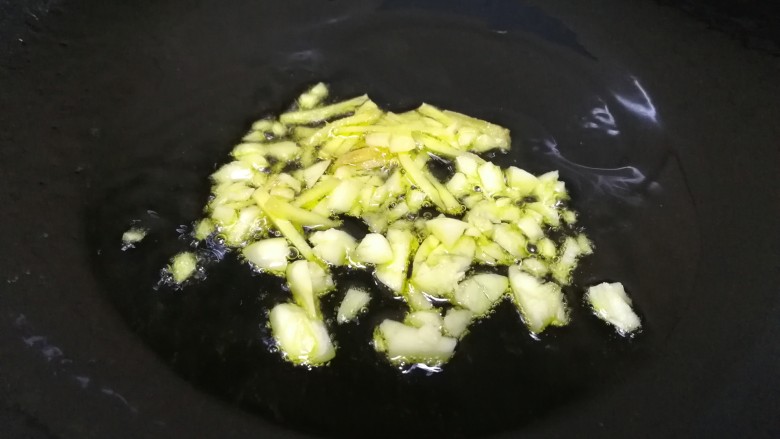 荷兰豆炒香肠,热锅倒入适量油,有微热放入葱姜,小火炒出香味。