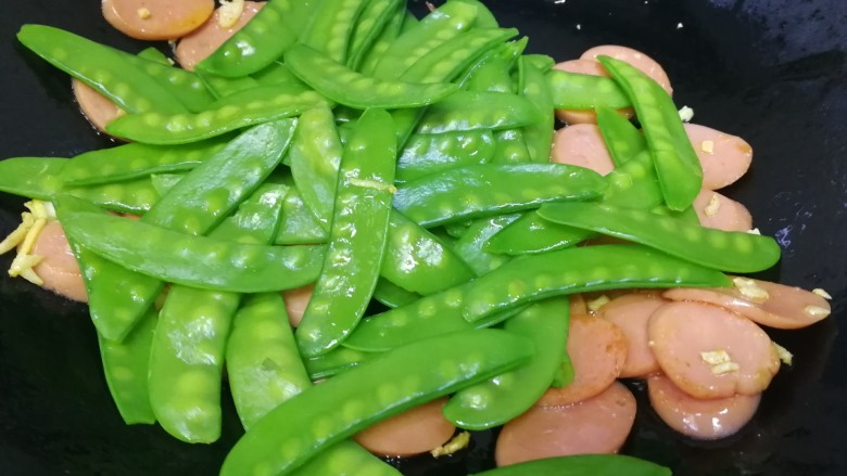 荷兰豆炒香肠,放入荷兰豆,文火炒匀。