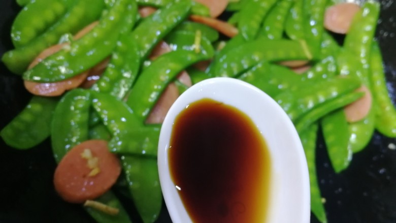 荷兰豆炒香肠,放入半汤匙<a style='color:red;display:inline-block;' href='/shicai/ 788'>生抽</a>,炒匀即可。