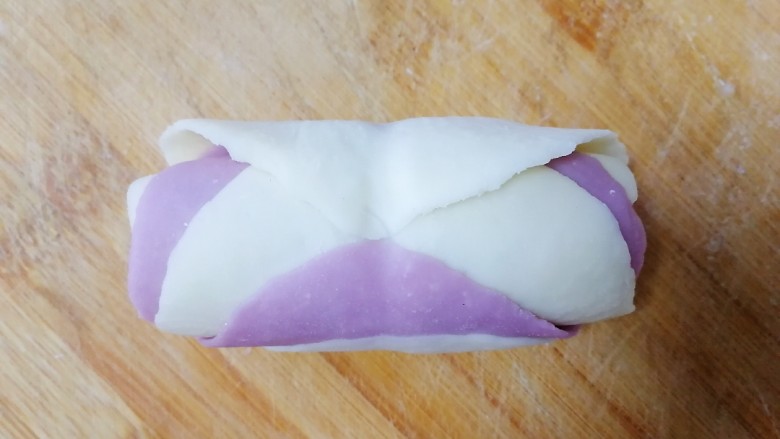 紫薯玫瑰花馒头,由下往上卷起。