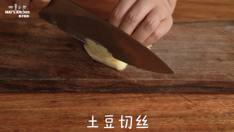 夏日轻食牛肉三明治,将土豆、青红椒和<a style='color:red;display:inline-block;' href='/shicai/ 29'>洋葱</a>切丝,待用