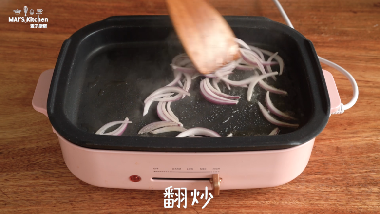 夏日轻食牛肉三明治,美食锅最高温预热完成后,倒入玉米油烧热,加入洋葱炒香。