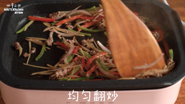 夏日轻食牛肉三明治,加入青红椒丝和<a style='color:red;display:inline-block;' href='/shicai/ 4077'>土豆丝</a>,翻炒均匀,加入牛肉末,翻炒均匀