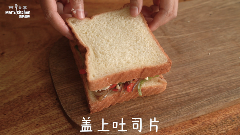 夏日轻食牛肉三明治,加入适量盐和<a style='color:red;display:inline-block;' href='/shicai/ 134333'>黑胡椒</a>，翻炒均匀，取出置于吐司片上，撒上<a style='color:red;display:inline-block;' href='/shicai/ 61855'>马苏里拉芝士</a>，再盖上另一片吐司片。