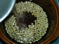 豌豆糕,倒入炖盅,加适量清水