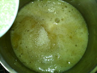 豌豆糕,将豆泥倒入锅中,加入糖