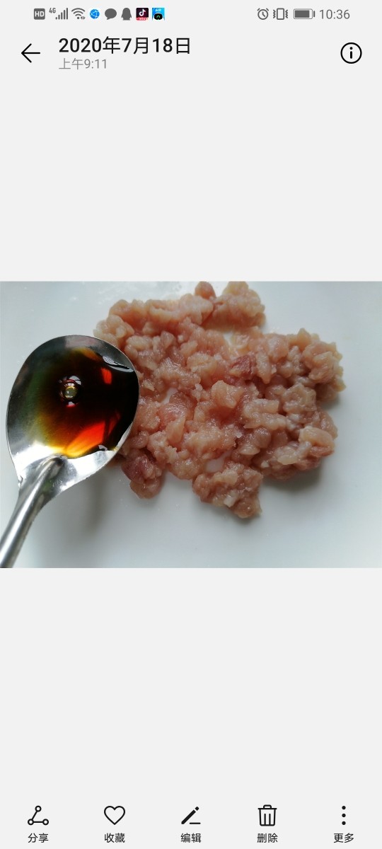 香菇肉末豆腐,加入一勺<a style='color:red;display:inline-block;' href='/shicai/ 788'>生抽</a>将肉末腌制十五分钟