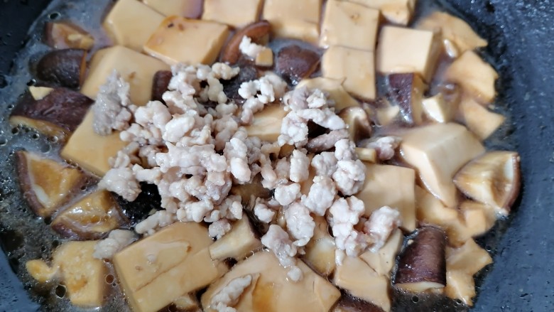 香菇肉末豆腐,炖至汁稍微收干加入肉末一同炖,也可以加少许<a style='color:red;display:inline-block;' href='/shicai/ 3729'>白糖</a>提味。