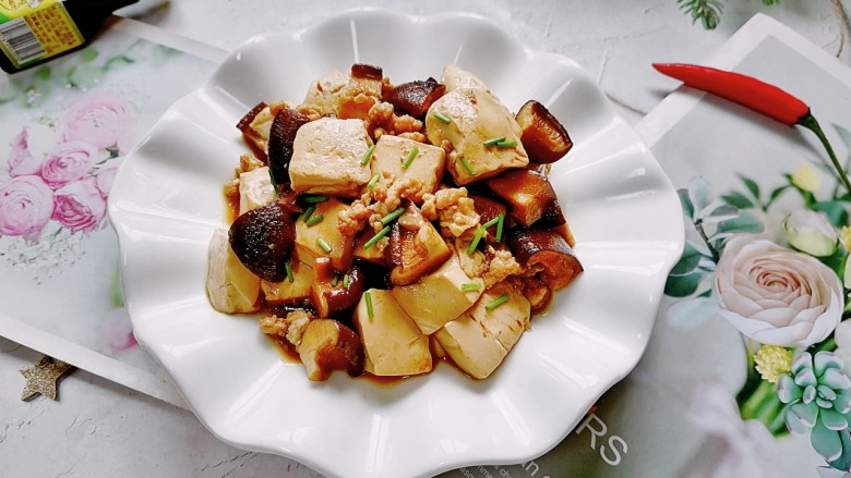 香菇肉末豆腐,拍上成品图,一道美味又营养的香菇肉末豆腐就完成了。