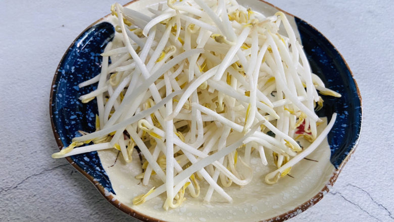 醋溜豆芽,豆芽清洗干净摘掉根部,这样看着清爽,并沥干水分