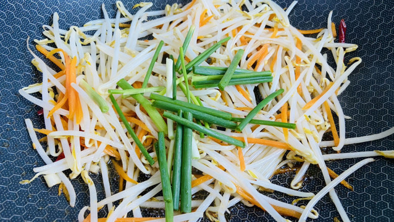 醋溜豆芽,入葱段翻炒断生即可