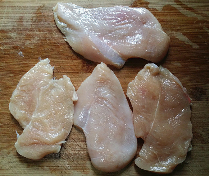 孜然鸡胸肉,片好后,用刀背轻轻敲几下,把肉质敲松散些