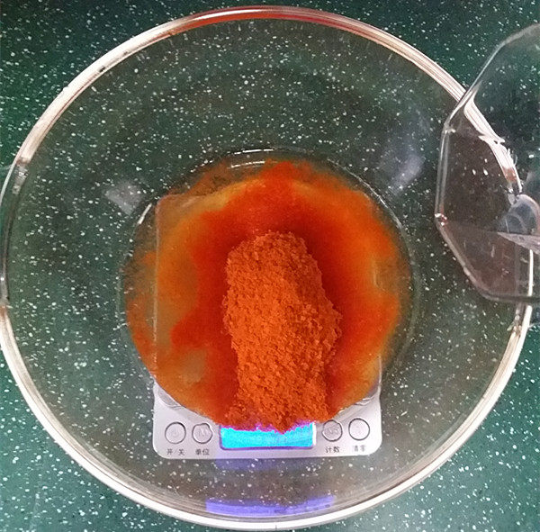 孜然鸡胸肉,在秤入等量的清水,搅拌均匀