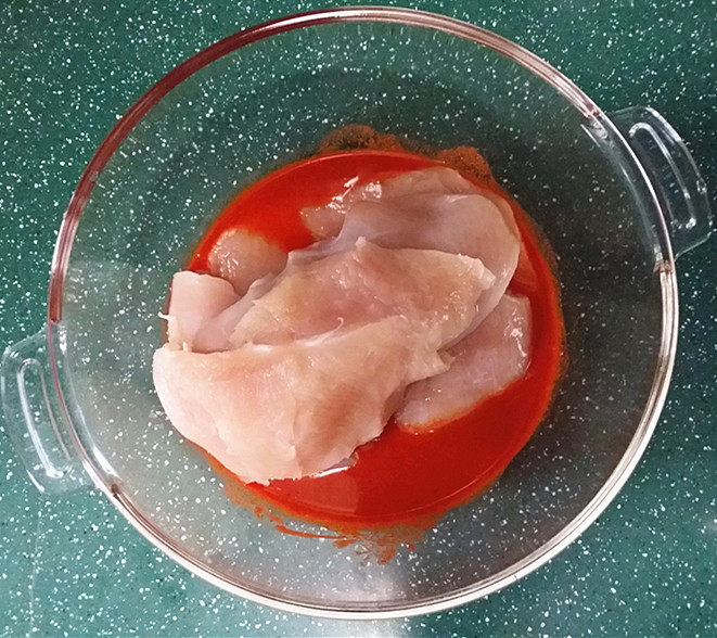孜然鸡胸肉,放入鸡胸肉,抓匀