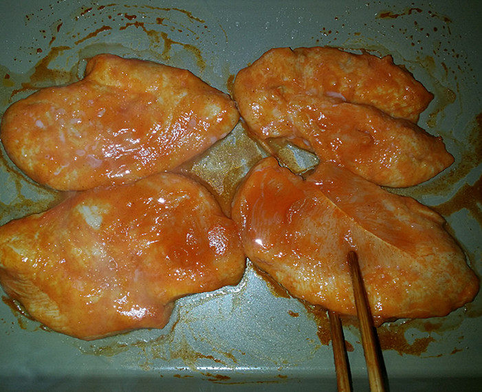 孜然鸡胸肉,翻面后再刷一层蜂蜜汁,
送烤箱,继续烤10分钟