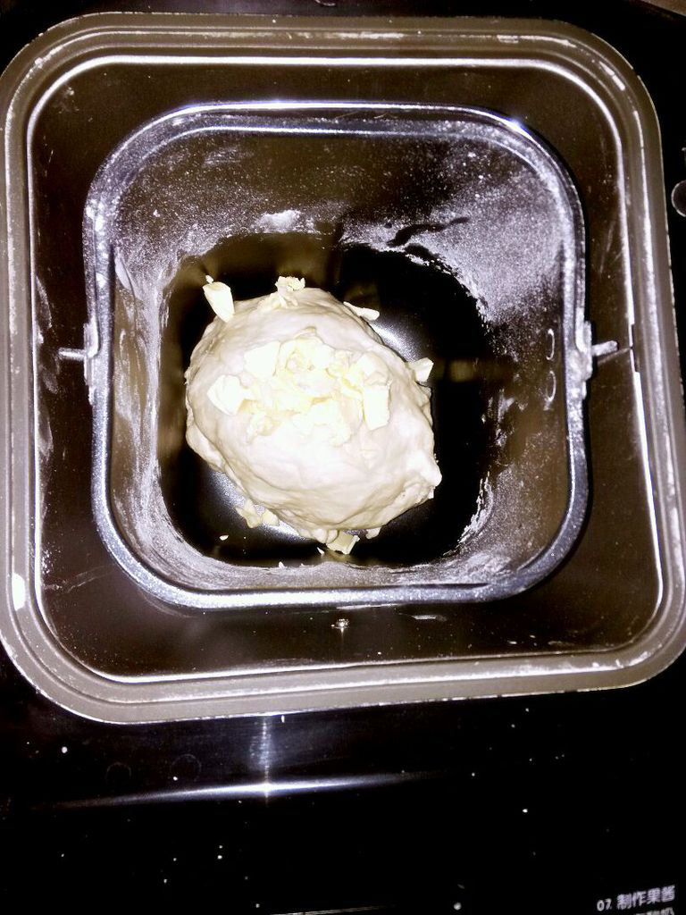 老式香浓小面包,揉面程序15分钟后放入15克切碎的黄油。继续揉面25分钟。
