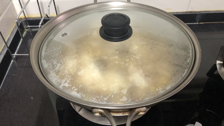 香菇肉末豆腐,煮开后小火加盖炖煮六七分钟,豆腐入味