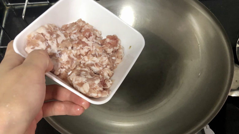香菇肉末豆腐,热锅冷油,小火,下肉末煸炒到肉末发白出油