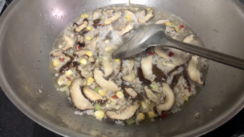 香菇肉末豆腐,加入适合清水,煮开