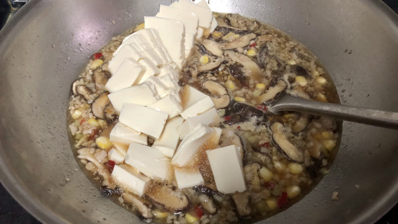 香菇肉末豆腐,加入嫩豆腐,