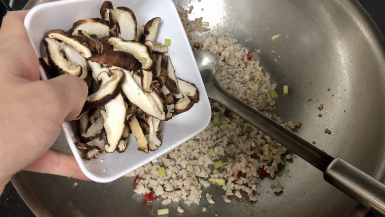 香菇肉末豆腐,加入香菇,转中火翻炒半分钟