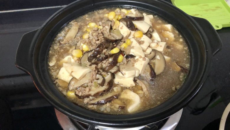 香菇肉末豆腐,豆腐收汁后,把豆腐香菇肉末连汤汁一起倒入小砂煲中