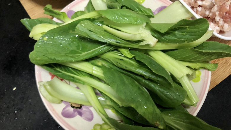 香菇肉末豆腐,小青菜择好淡盐水浸泡清洗