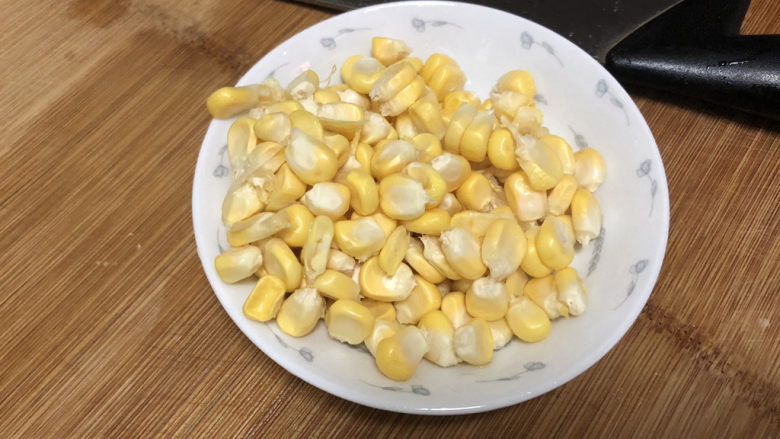 香菇肉末豆腐,玉米拨成玉米粒,冲洗一下
