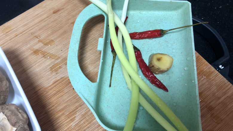 香菇肉末豆腐,小葱择好洗净,姜搓洗干净,小米辣洗净