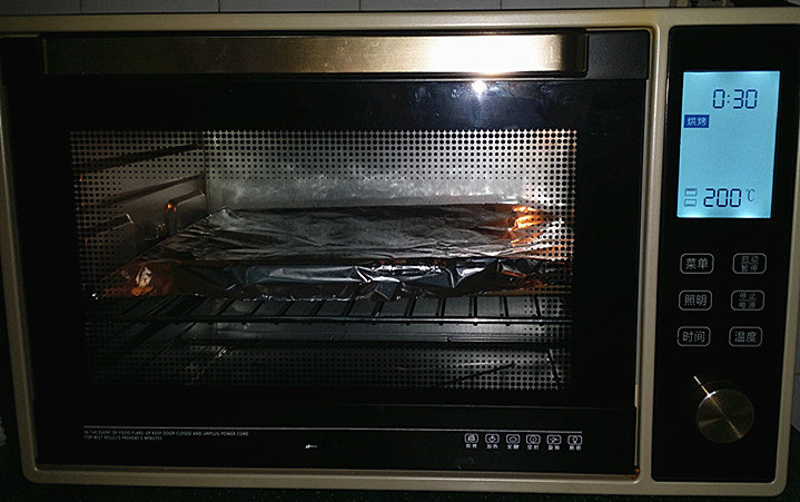 孜然鸡胸肉,送入预热好烤箱中下层:200度,烤30分钟