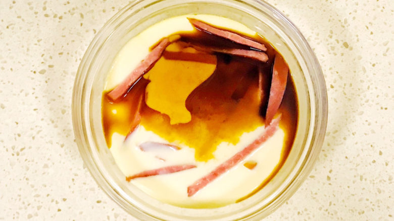 腊肠蒸蛋,摇晃一下碗,使得生抽和香油混合均匀