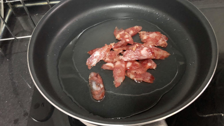 腊肠蒸蛋➕腊肠豆腐蒸蛋,热锅加适量食用油,放入腊肠,小火煸炒出油