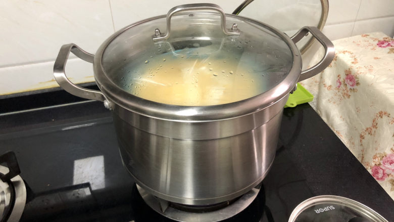 腊肠蒸蛋➕腊肠豆腐蒸蛋,蒸锅坐锅烧水,上汽放入盘子,中火蒸八分钟