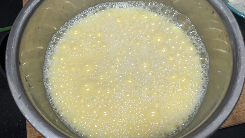 腊肠蒸蛋➕腊肠豆腐蒸蛋,加约1.5倍的温开水或者凉开水,拌匀