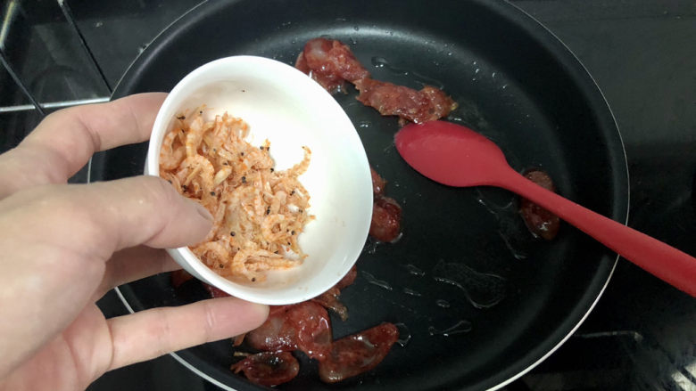 腊肠蒸蛋➕腊肠豆腐蒸蛋,加入虾米,煸炒煎黄