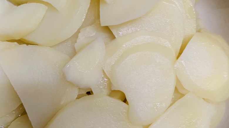 芝心土豆泥素菜披萨,冷水上锅蒸25分钟,可以用筷子轻轻插进去就可以。