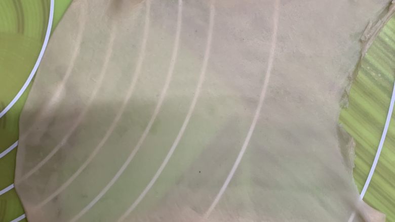 芝心土豆泥素菜披萨,用大块的面团取一半擀成薄皮,一定要很薄那种。