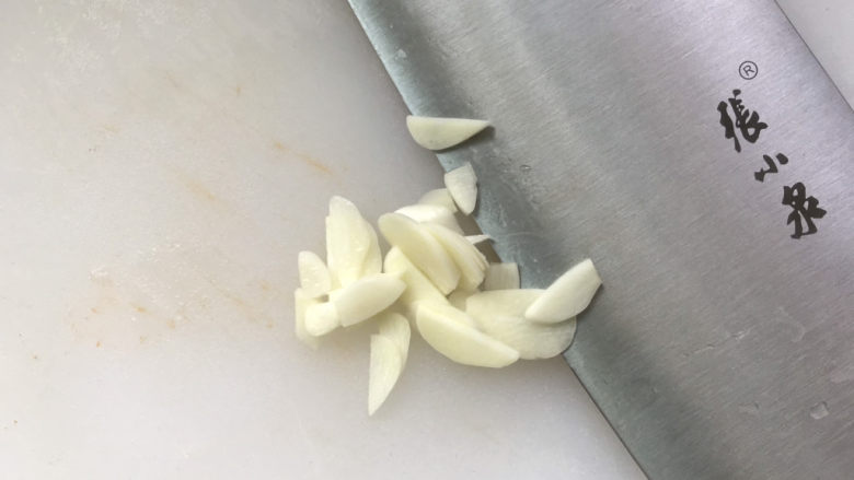 荷兰豆炒香肠,大蒜切片;