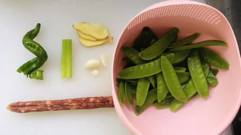 荷兰豆炒香肠,所有用到的食材都在这里了,<a style='color:red;display:inline-block;' href='/shicai/ 81'>荷兰豆</a>去蒂洗净;